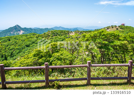 新緑の御在所岳 さわやかな山上風景《三重県 菰野町》 133916510