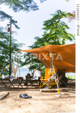 キャンプ場に並べられたウェディング小物とアウトドア装飾 133916531