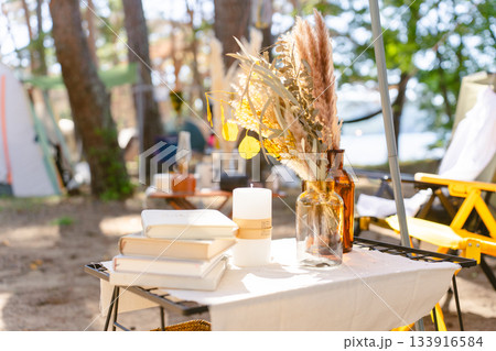 キャンプウェディングを彩るドライフラワーと小物のナチュラルデコレーション 133916584