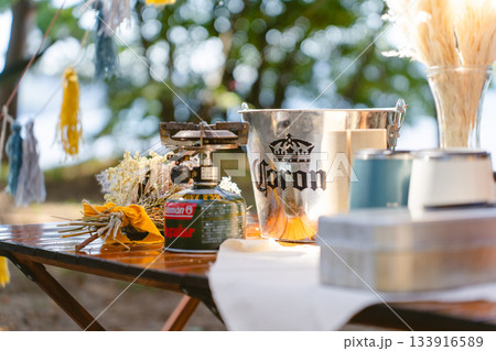 キャンプウェディングを彩るドライフラワーと小物のナチュラルデコレーション 133916589