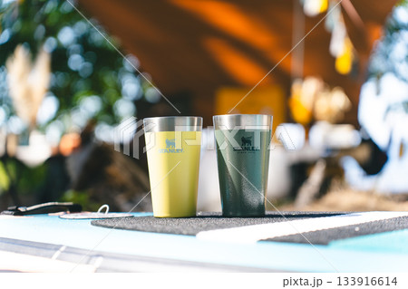 ステンレスタンブラーのあるキャンプシーン 133916614