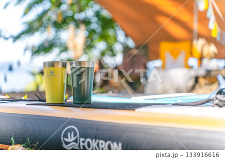 ステンレスタンブラーのあるキャンプシーン 133916616