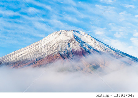 朝靄の山中湖に浮かぶ富士山 朝靄の山中湖に浮かぶ富士山 133917048