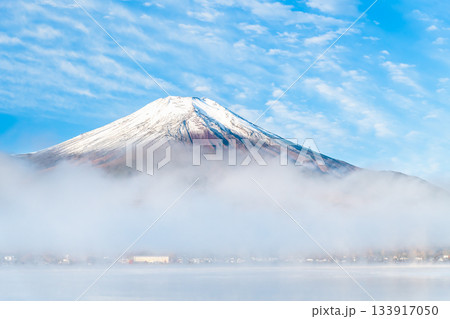 朝靄の山中湖に浮かぶ富士山 133917050