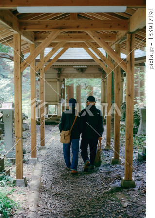 60代夫婦が神社を参拝するシーン 133917191