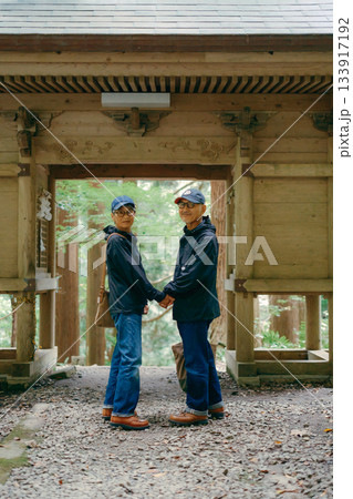 60代夫婦が神社を参拝するシーン 60代夫婦が神社を参拝するシーン 133917192