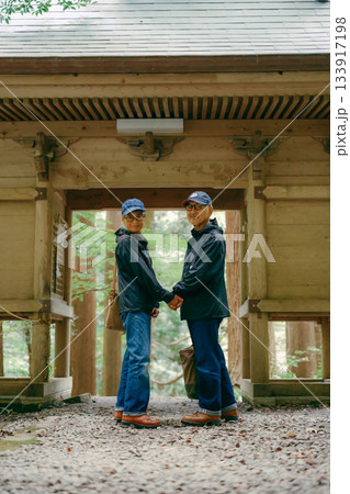 60代夫婦が神社を参拝するシーン 133917198