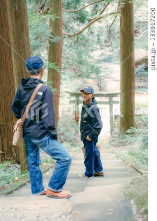 60代夫婦が神社を参拝するシーン 133917200