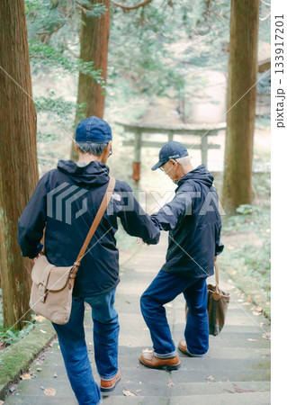 60代夫婦が神社を参拝するシーン 60代夫婦が神社を参拝するシーン 133917201