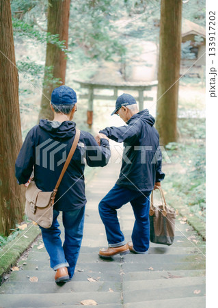60代夫婦が神社を参拝するシーン 60代夫婦が神社を参拝するシーン 133917202