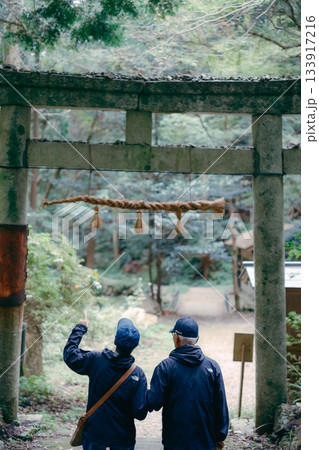 60代夫婦が神社を参拝するシーン 60代夫婦が神社を参拝するシーン 133917216