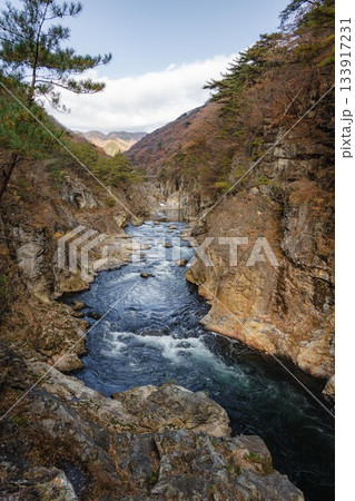 栃木県 紅葉真っ盛りの龍王峡 133917231
