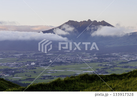 阿蘇の朝の風景 133917328