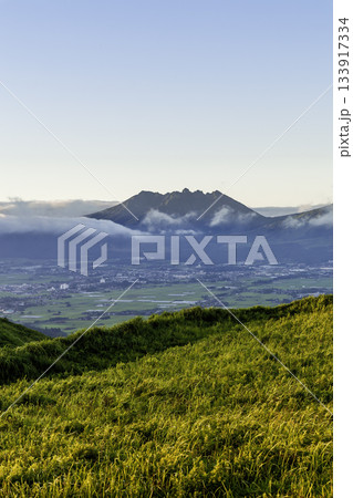 阿蘇の朝の風景 133917334