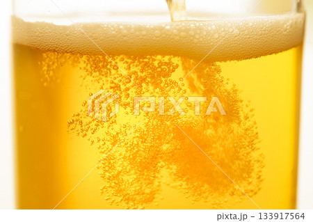 黄金色に輝くビール 黄金色に輝くビール 133917564