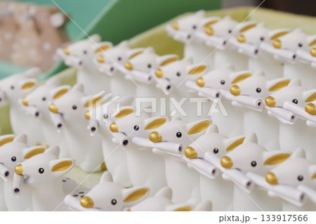 奈良名物・かわいい白鹿のおみくじが並ぶ風景 奈良名物・かわいい白鹿のおみくじが並ぶ風景 133917566