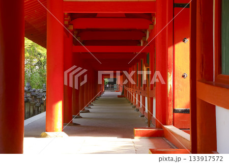 奈良県にある世界遺産・春日大社の回廊 奈良県にある世界遺産・春日大社の回廊 133917572