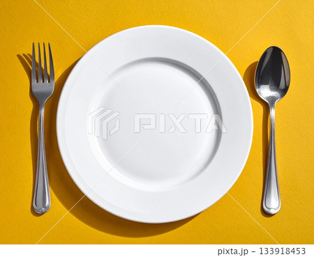 皿とカトラリー　イラスト 133918453
