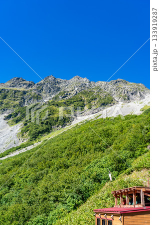 涸沢小屋のテラスから見上げる奥穂高岳とモレーン　北アルプスの北穂高岳登山 133919287