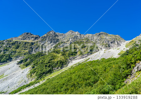 涸沢小屋のテラスから見上げる奥穂高岳とモレーン　北アルプスの北穂高岳登山 133919288