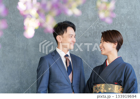 お見合いする30代男女（着物・スーツ・夫婦・カップル） 133919694