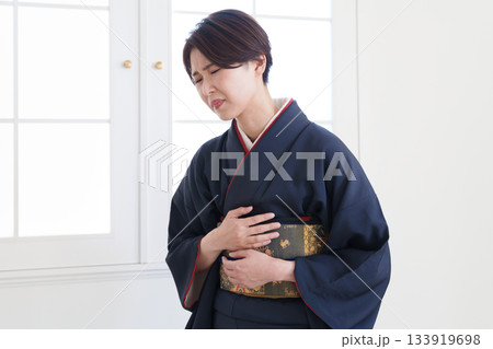 着物の帯が苦しい女性 着物の帯が苦しい女性 133919698