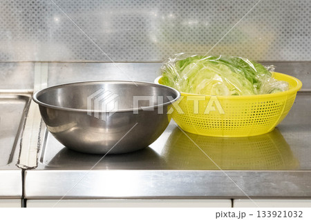 ボウルと野菜の入ったザル ボウルと野菜の入ったザル 133921032