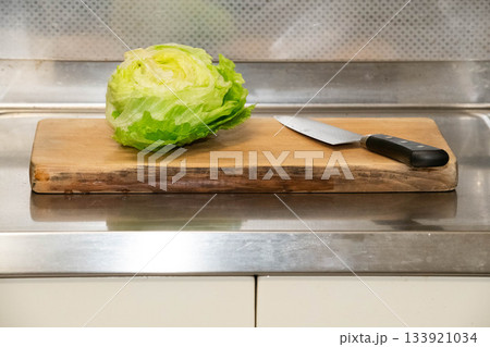 まな板に置いたレタスと包丁 まな板に置いたレタスと包丁 133921034