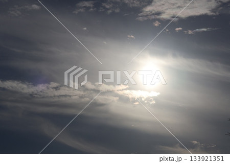 白く光り輝く太陽と薄い白い雲と青空の空の風景 白く光り輝く太陽と薄い白い雲と青空の空の風景 133921351