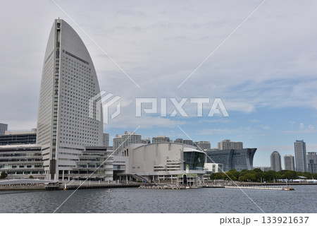 晴れた日の横浜港と桟橋 晴れた日の横浜港と桟橋 133921637