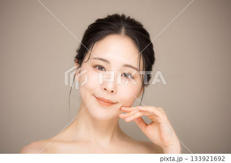髪の毛がアップ背景がベージュの使いやすい美容やスキンケアの美しい女性のイメージ カメラ目線クローズ 髪の毛がアップ背景がベージュの使いやすい美容やスキンケアの美しい女性のイメージ カメラ目線クローズ 133921692