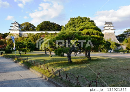 兵庫県　明石城（明石公園）の巽櫓（たつみやぐら）と坤櫓（ひつじさるやぐら）と散策路 133921855