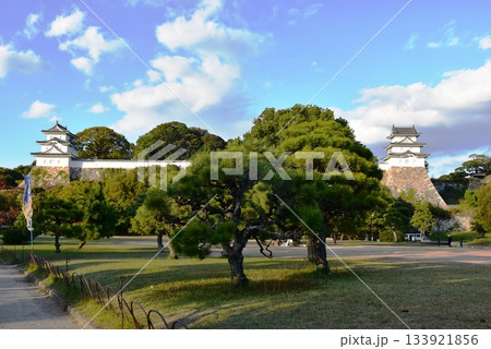 兵庫県 明石城(明石公園)の巽櫓(たつみやぐら)と坤櫓(ひつじさるやぐら)と散策路 兵庫県 明石城(明石公園)の巽櫓(たつみやぐら)と坤櫓(ひつじさるやぐら)と散策路 133921856