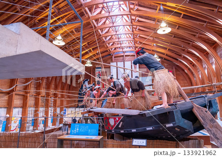 三重県鳥羽市　海の博物館の内部で展示されているカツオ船 133921962