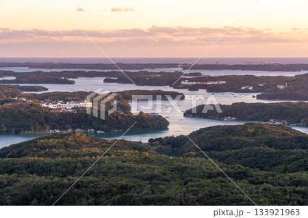 三重県志摩市　リアス海岸美を眺められる横山展望台からの英虞湾の夕景 133921963