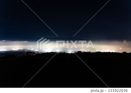 霧に包まれた星空と幻想的な夜景① 霧に包まれた星空と幻想的な夜景① 133922036