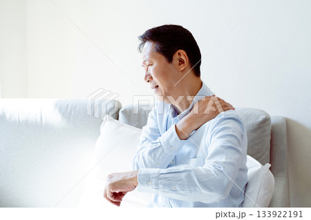 肩こりに悩むシニア男性 肩こりに悩むシニア男性 133922191