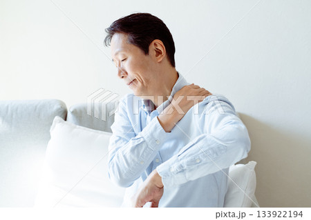 肩こりに悩むシニア男性 肩こりに悩むシニア男性 133922194