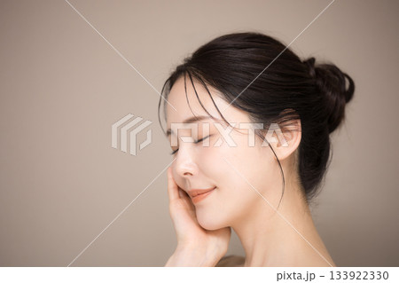 髪の毛がアップ背景がベージュの使いやすい美容やスキンケアの美しい女性のイメージ 目を閉じる クローズ 髪の毛がアップ背景がベージュの使いやすい美容やスキンケアの美しい女性のイメージ 目を閉じる クローズ 133922330