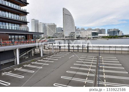 ハンマーヘッドパーク駐車場とぷかりさん橋の景色 ハンマーヘッドパーク駐車場とぷかりさん橋の景色 133922586