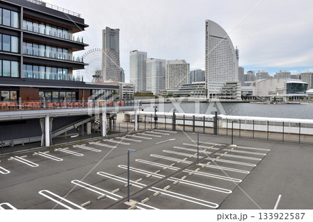 ハンマーヘッドパーク駐車場とぷかりさん橋の景色 133922587