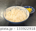 日本のあつあつ白米とたくあん 133922918