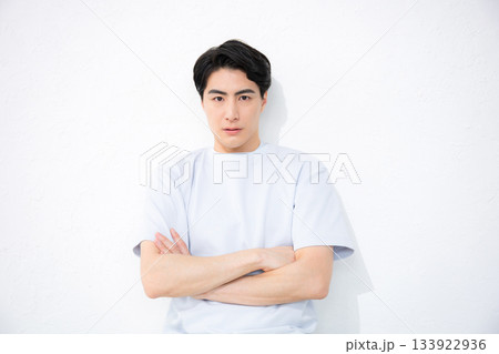 白背景で半袖の爽やかな男性　カメラ目線	 133922936