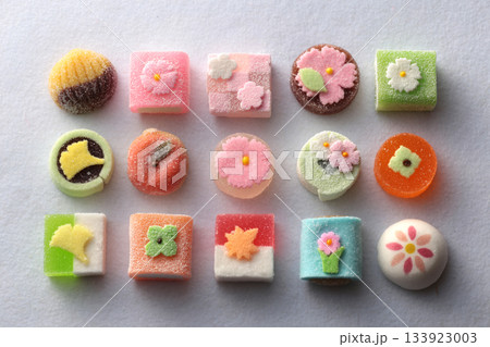 季節を感じるカラフルな和菓子の集合写真 133923003