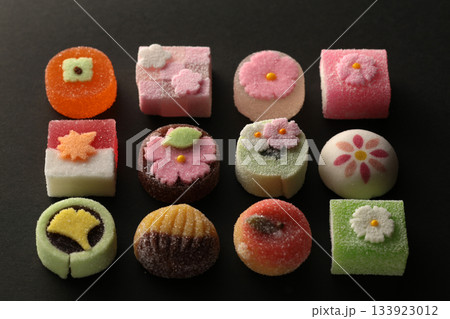 季節を感じるカラフルな和菓子の集合写真 季節を感じるカラフルな和菓子の集合写真 133923012