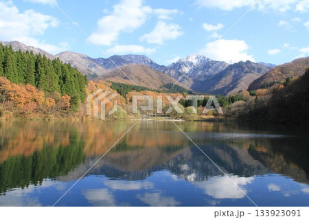 初冬の新潟県南魚沼市湯沢大源太湖・冠雪の大源太山風景 133923091