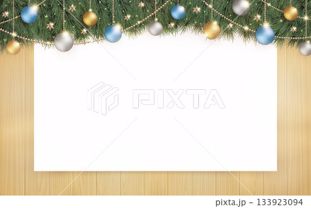 光輝くクリスマスツリーと、木目の背景に白無地のボード 光輝くクリスマスツリーと、木目の背景に白無地のボード 133923094