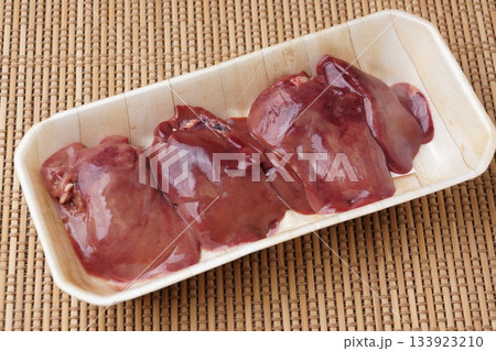 鶏の生レバー 133923210