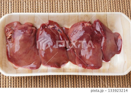 鶏の生レバー 133923214