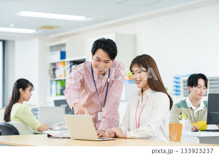 オフィスで働く若いエンジニア 133923237